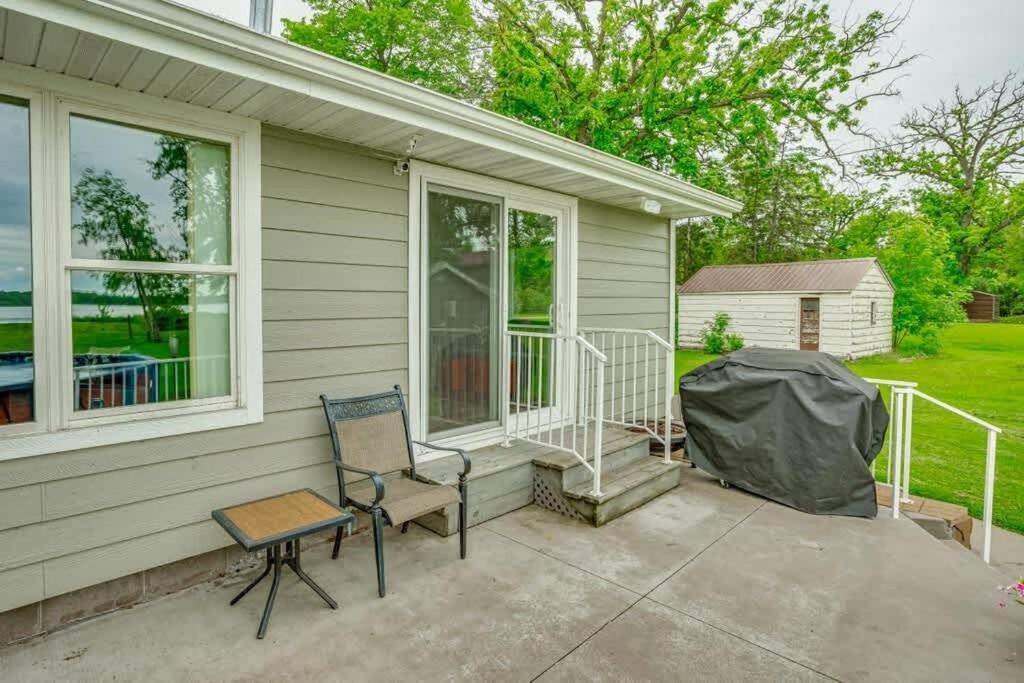 Lake Front Home With Pool And Stunning Views Annandale Exterior photo