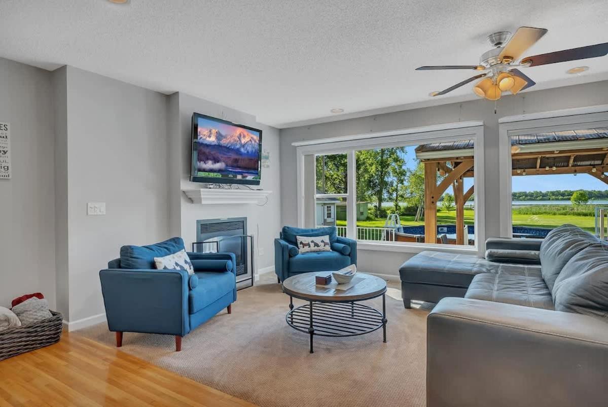 Lake Front Home With Pool And Stunning Views Annandale Exterior photo